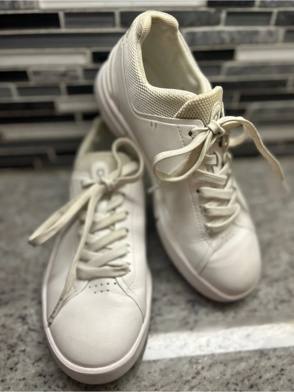 On Cloud womens Roger Advantage White Leather Sneakers - size 6.5 EUC